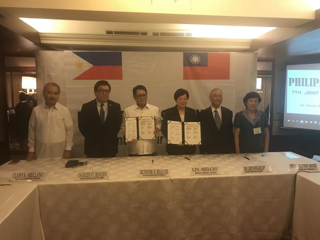勞動部長林美珠(右3)、駐菲律賓代表處林松煥代表(右2)與菲律賓勞工部長Bello(左3)、馬尼拉經濟文化辦事處理事主席Banayo（左2）簽署「第7屆臺菲勞工會議」會議結論，並經勞動部勞動力發展署黃秋桂署長（右1）、及菲律賓勞工部次長Arellano（左1）見證，將兩國勞務合作關係推向新里程..._Instructions for literal