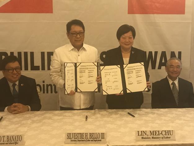 勞動部長林美珠(右2)、菲律賓勞工部長貝羅(左2)於 9月5日在菲律賓馬尼拉簽署「第7屆臺菲勞工會議」會議結論，將兩國勞務合作關係推向新里程碑。.JPG_Instructions for literal