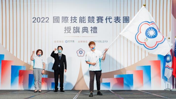 Vice President Lai Ching Te and Minister Hsu
Ming Chun showed their support at the Flag Presentation Ceremony while National
Team representative Ch..._說明文字