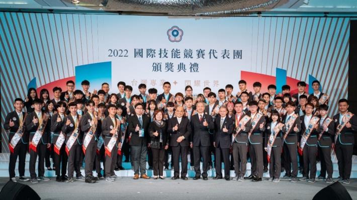 Premier Su Tseng-Chang, Minister of Labor Hsu Ming-Chun, attending officials and distinguished guests posed for a group photo with all Competitors ..._說明文字