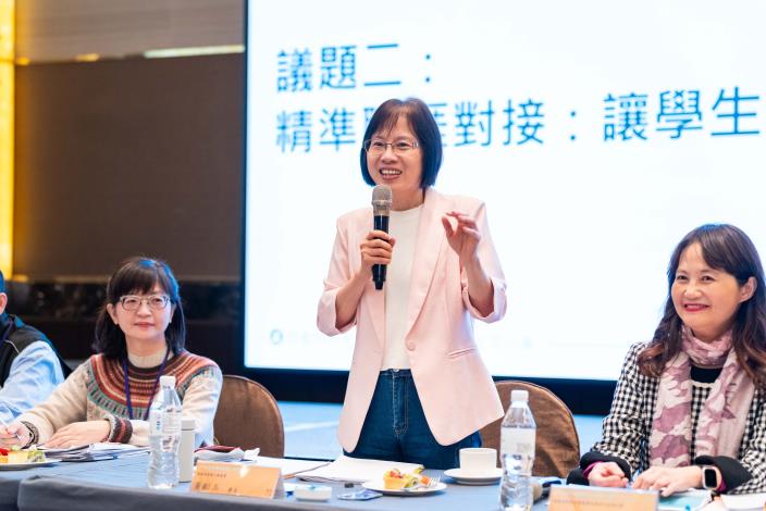 勞動力發展署黃齡玉署長(中)在會中說明，勞動部將「大專就業學程」與「青年預聘計畫」整併為「補助大專校院就業學程企業預聘青年計畫」一條龍服務_Instructions for literal