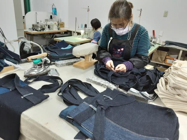「台北市婦女新知協會」二度就業婦女運用回收牛仔布創造新價值手工製作丹寧布包_說明文字