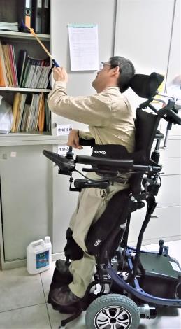除了站立式電動輪椅，還提供輔助工具取物夾拿取物品_說明文字