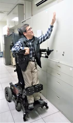 就業輔具_站立式電動輪椅讓章譯能自行取放高處檔案_說明文字