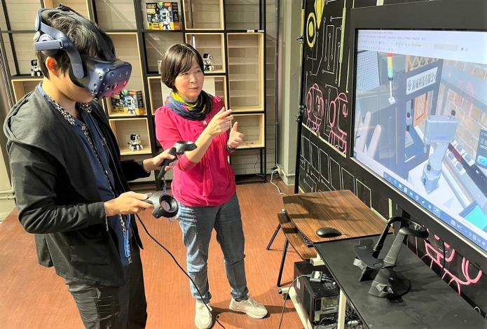 亞東科大黃秀鳳系主任指導學生使用VR學習智慧生產應用課程_說明文字