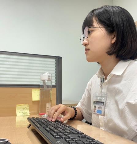 小萱在慈濟醫院擔任網路工程師，已穩定就業超過半年_Instructions for literal