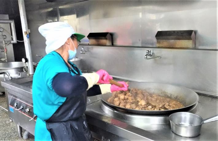 60多歲的阿菊在北分署運用多元就業促進工具協助下，成功推介她到缺工的餐飲業任廚師助理_Instructions for literal
