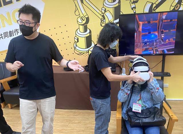 工會夥伴在北分署創客基地體驗VR應用，了解VR在教學上的應用_Instructions for literal