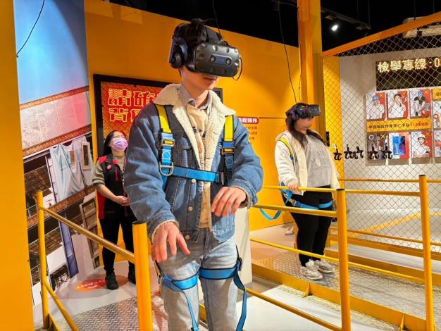 北分署YS帶領學生參訪「勞安加衛體驗館」，透過VR配合4D，讓學生身歷其境體驗鋼構組配作業_Instructions for literal