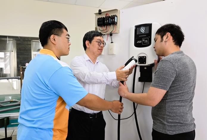 北分署五股職業訓練場林繼聰訓練師(中)，指導水電班學員掌握充電樁技術，奠定札實的基礎_Instructions for literal