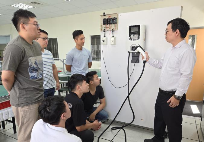 北分署掌握綠能發展趨勢，五股訓練場將充電樁相關技術導入水電配線職類課程教學，幫助學員拓展專業技術與未來就業領域_Instructions for literal