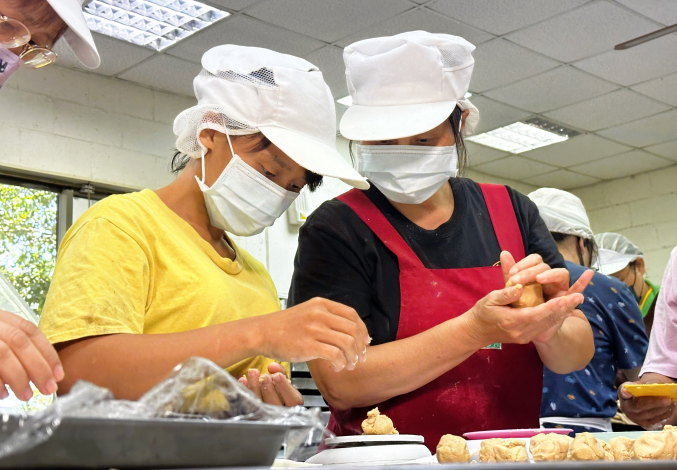 北分署多元就業開發方案-芥菜種會輔導中高齡婦女學習一技之長，手作中秋糕點_Instructions for literal