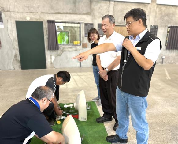 北分署花蓮職業訓練場蕭志村場長(右)，為許傳盛次長(右2)說明，如何按步驟指導學員安裝家用洗臉台_Instructions for literal