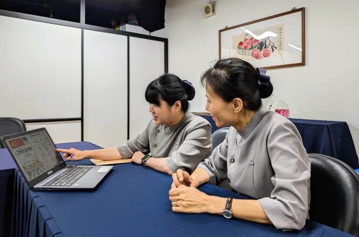 花蓮慈濟醫院運用北分署「青年就業旗艦」培養青年人才，婉茹（左）與職場導師(右)討論醫院攬才以及人資專案_Instructions for literal