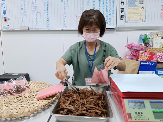 「宜蘭縣頭城鎮港口社區發展協會」多元方案進用在地中高齡婦女包裝古早味漁農加工品_Instructions for literal