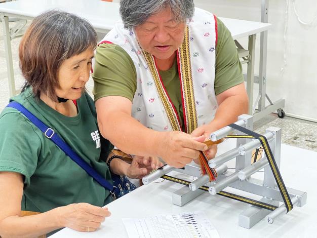 「花蓮縣秀林鄉秀林社區發展協會」帶領遊客體驗太魯閣族的織布傳統，把織作組織圖透過織布機織出傳統圖紋.JPG_Instructions for literal