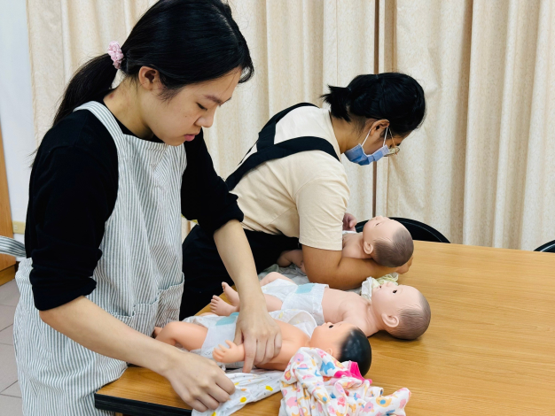 金門就業中心首度辦理托育人員「即測即評及發證」檢定考試，考生在考前準備考試用品_Instructions for literal