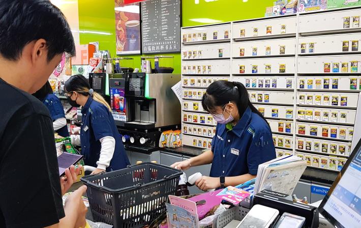 北分署運用「職場學習及再適應計畫」推薦小真到友善企業擔任門市人員，並再資深員工的輔導下，成功邁出職涯第一步。_Instructions for literal