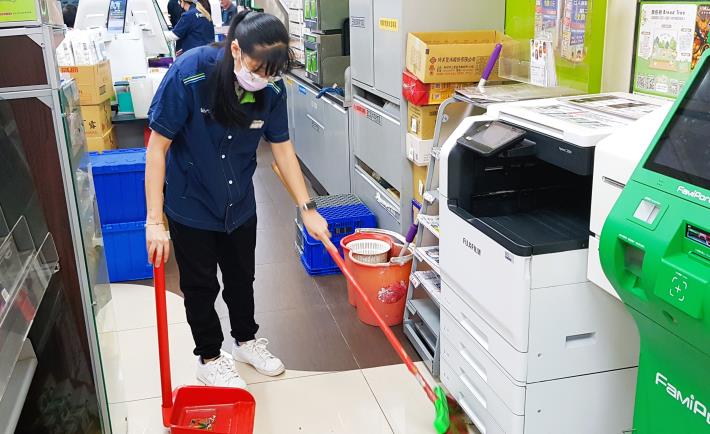 北分署運用「職場學習及再適應計畫」推薦小真到友善企業全家便利超商擔任門市人員，逐步適應職場。_Instructions for literal