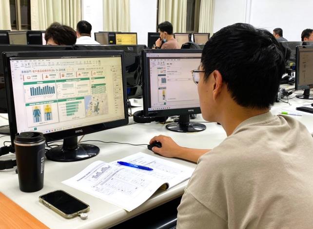 「產業人才投資方案」提供在職勞工每3年最高7萬元訓練補助，針對身心障礙者提供全額補助。今年截至10月底已協助1400多人次身心障礙者參訓。(非文中個案)_Instructions for literal