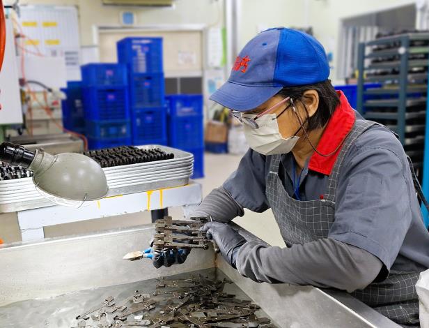 奇鈺精密鑄造射蠟部門的珍珍姐精通修蠟及專業精密射蠟技術，是擁有近20年經驗的技術人才，透過「繼續僱用高齡者補助計畫」得以繼續發揮所長傳承經驗。_Instructions for literal