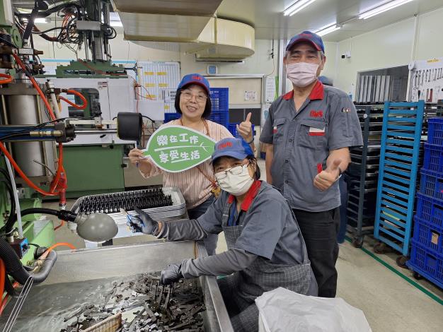 北分署銀髮人才資源中心輔導奇鈺精密鑄造運用「繼續僱用高齡者補助計畫」留用屆退高齡人才-管理部姚經理(左)、珍珍姊(中)，續留職場貢獻所長_Instructions for literal