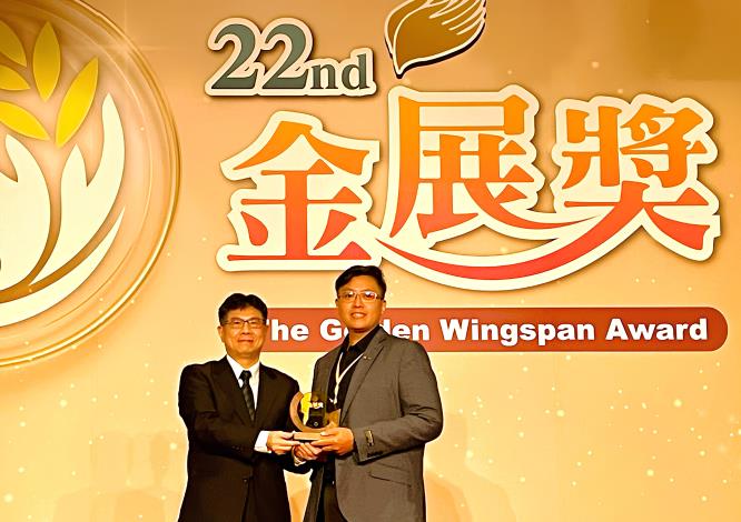 北分署所輔導的潔淨家企業社榮獲金展獎，勞動部技監王尚志(左)頒獎予潔淨家企業社負責人鄧淵仁(右).JPG_Instructions for literal