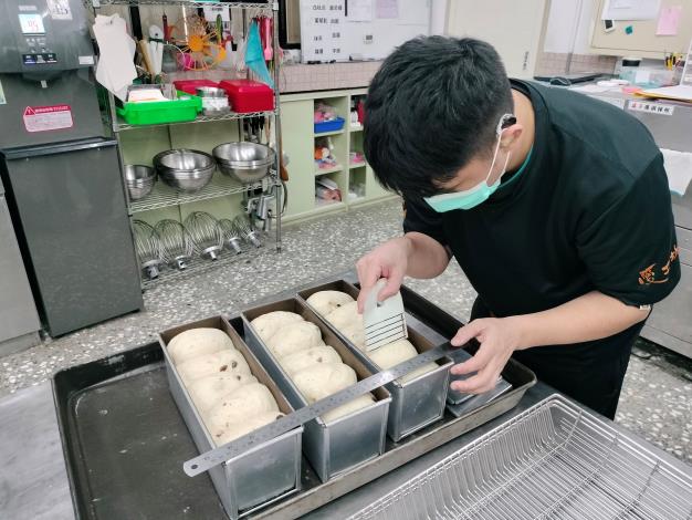 北分署轄區「臺北榮民總醫院員山分院(愛工坊)」獲金展獎「職務再造組」績優獎，透過烘焙課程幫助庇護員工學習一技之長，員工運用發酵量尺確認吐司發酵狀況_Instructions for literal
