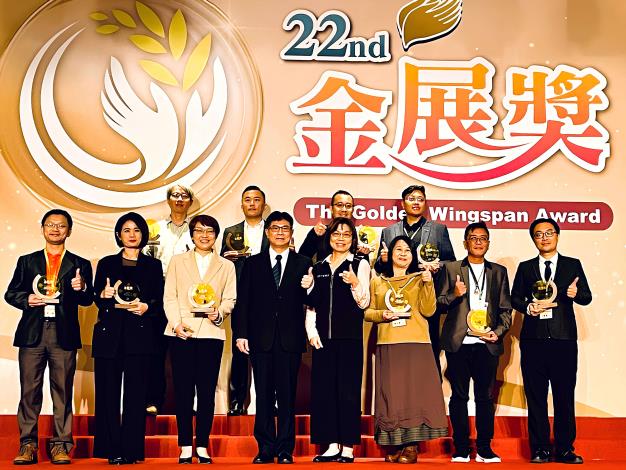 北分署所輔導的愛工坊(前排右1)與潔淨家企業社(後排右1)，榮獲第22屆金展獎職務再造組績優殊榮.JPG_Instructions for literal