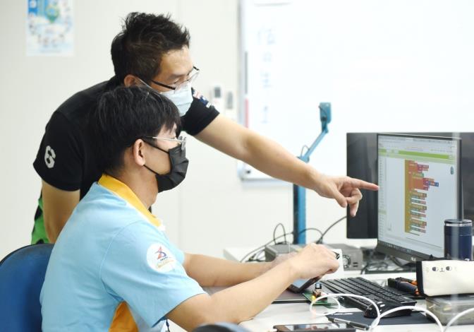 北分署開辦多元化失業者職業訓練。自辦訓練-物聯網班上課實況-應用手機APP接收遠端溫溼度資料_Instructions for literal