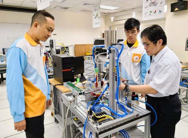 北分署開辦多元化失業者職業訓練。自辦訓練-機械職類機電整合班上課實況_Instructions for literal