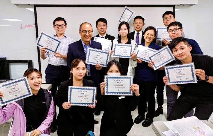 寒舍餐旅運用北分署「企業人力資源提升計畫」建立講師培訓機制，培育員工成為內部講師，傳授寶貴經驗。_Instructions for literal