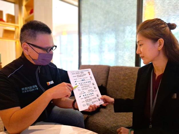 北分署銀髮人才資源中心人員向台北國泰萬怡酒店宋協理說明中高齡者及高齡者相關就業補助措施最新資訊_Instructions for literal