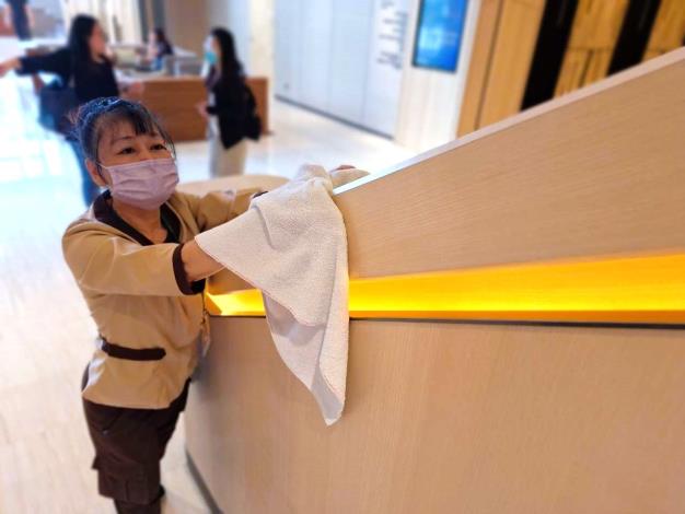 53歲的慧慧姊經由銀髮人才資源中心舉辦的體驗式徵才重返職場、穩定就業_Instructions for literal