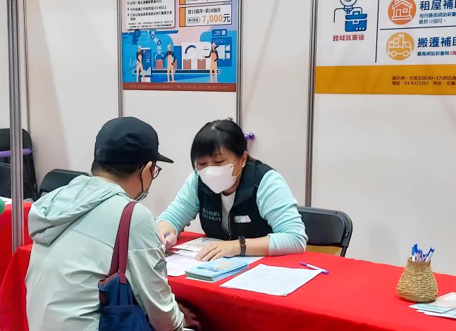 徵才活動現場可直接面試多家廠商，並有就服人員說明就業促進資源，協助求職者儘速就業！_Instructions for literal