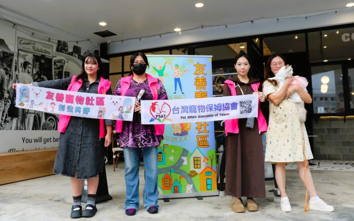 北分署花蓮就業中心運用「多元就業開發方案」推介阿珍至社團法人台灣寵物保姆協會單任上工人員，阿珍(左2)和協會幹部在友善寵物餐廳辦理宣導活動_Instructions for literal