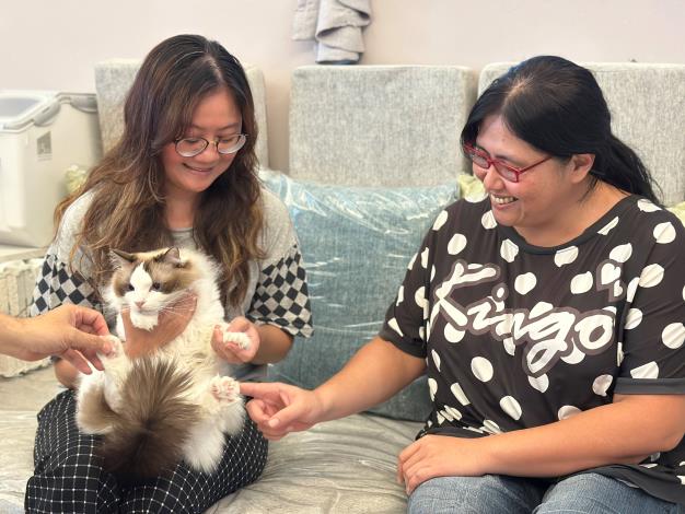 北分署花蓮就業中心運用「多元就業開發方案」推介阿珍姐至社團法人台灣寵物保姆協會，執行長莊惠茵(左)指導阿珍(右)照顧寵物_Instructions for literal