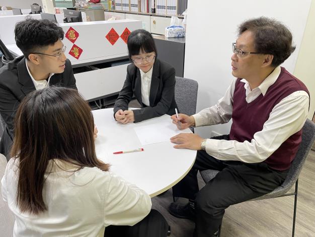 北分署「產業新尖兵計畫-ESG綠色經濟、企業減碳永續發展」，講師(右)為學生說明就業方向。_Instructions for literal