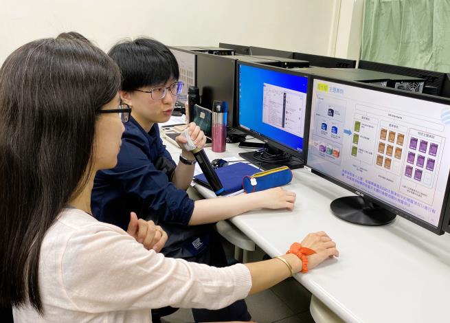 北分署「產業新尖兵計畫-ESG永續管理人才養成班」。講師(前)介紹GRI準則，學員(後)發表對準則概念的認識。_Instructions for literal