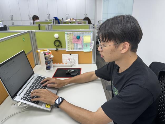 小晏參加北分署「產業新尖兵計畫-ESG永續人才養成班」成功轉換跑道成為綠領人才，擔任節能管理顧問師輔導客戶低碳轉型。_Instructions for literal