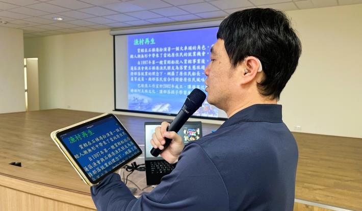 葛迎昕透過「職務再設計」計畫，由專業團隊進行實地評估，申請平板電腦最為工作輔具，放大字體提升簡報效率.JPG_Instructions for literal