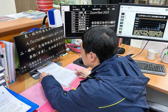 透過北分署「職務再設計」計畫，由專業團隊進行實地評估，為葛迎昕申請桌上型擴視機，提升閱讀效率，減輕視覺負擔_Instructions for literal