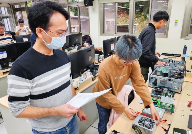 育瑄(右2)參加北分署泰山職訓場網路規劃架設課程，成功轉換跑道_Instructions for literal