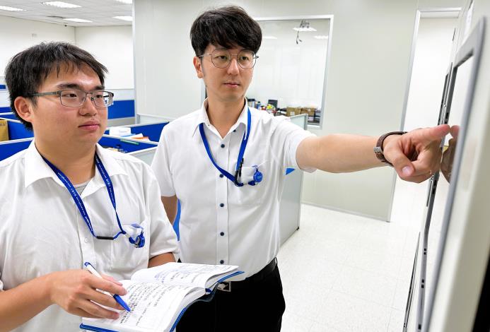 「青年就業旗艦計畫」協助企業培育青年即戰力，億光電子連續5年參加計劃，透過該計畫培訓超過200名青年。職場導師(右)一對一指導青年(左)_Instructions for literal