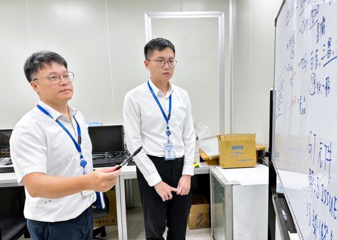 「青年就業旗艦計畫」先僱用、後訓練。職場導師(左)指導青年(右)產線注意事項_Instructions for literal