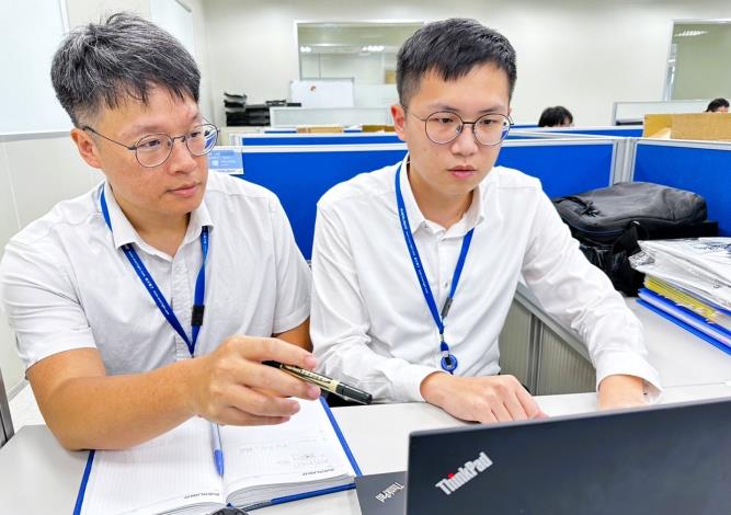 「青年就業旗艦計畫」先僱用、後訓練。億光電子職場導師(左)指導青年(右)異常品處理程序_Instructions for literal