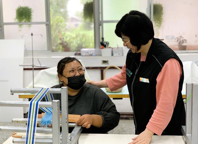 「多元就業開發方案」上工人員萍萍(左)因表現優異獲留任並晉升馬遠親子館館長。玉里就業中心就服員關懷她的工作情形。_Instructions for literal