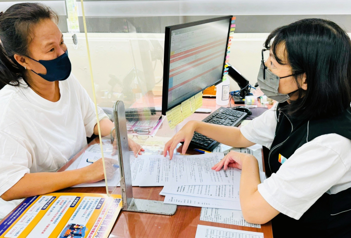 北分署金門就業中心就業服務員向民眾說明「照顧服務就業獎勵」(非文中個案)_Instructions for literal