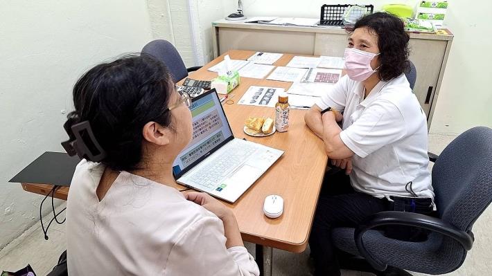 北分署銀髮中心輔導遠百愛買永和分公司申請「中高齡者退休後再就業準備協助措施補助計畫」，透過專家協助阿美姐(右)釐清退休後的規劃方向_Instructions for literal