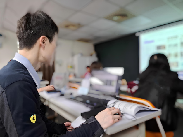 傳產企業主管王崇旭參加「產業人才投資方案」，學習運用AI快速產出行銷文、設計公司產品介紹_Instructions for literal